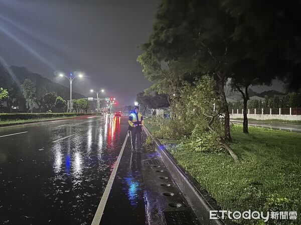 ▲▼    員警冒雨搶救車道   。（圖／記者翁伊森翻攝）
