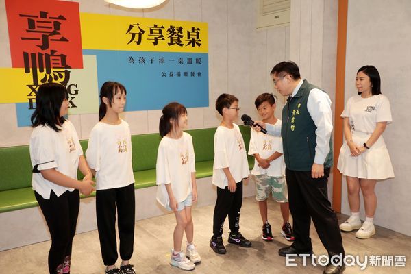 ▲台南市長黃偉哲出席「享鴨分享餐桌計畫」，與來自偏鄉的兒少據點孩子合影，感謝王品集團持續投入公益。（記者林東良攝，下同）