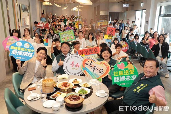 ▲台南市長黃偉哲出席「享鴨分享餐桌計畫」，與來自偏鄉的兒少據點孩子合影，感謝王品集團持續投入公益。（記者林東良攝，下同）