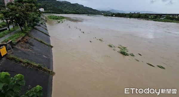 ▲南投暴雨淹水，敬請民眾注意自身安全。（圖／記者高堂堯攝）