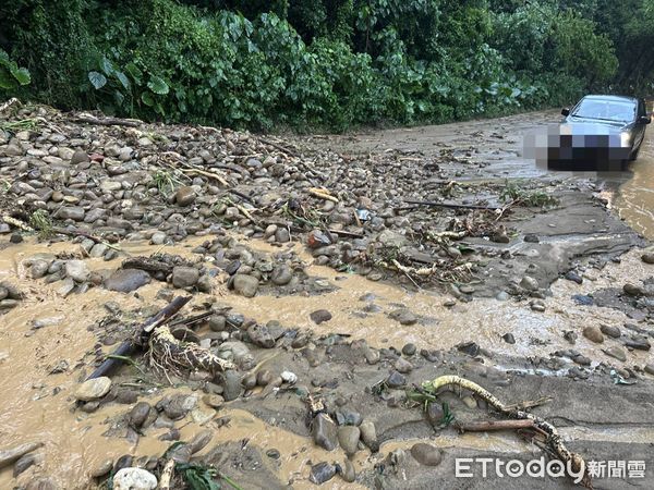 ▲彰化二水鄉汽機車遭土石流吞沒。（圖／民眾提供）