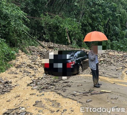 ▲彰化二水鄉汽機車遭土石流吞沒。（圖／民眾提供）