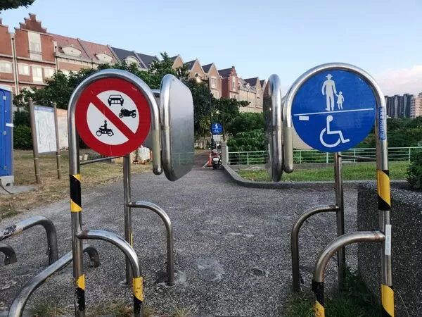 ▲▼民進黨立委林月琴「推動有尊嚴的無障礙生活環境，請從移除無效的車阻開始」記者會。（圖／財團法人鄭豐喜文化教育基金會陳明里執行委員提供）