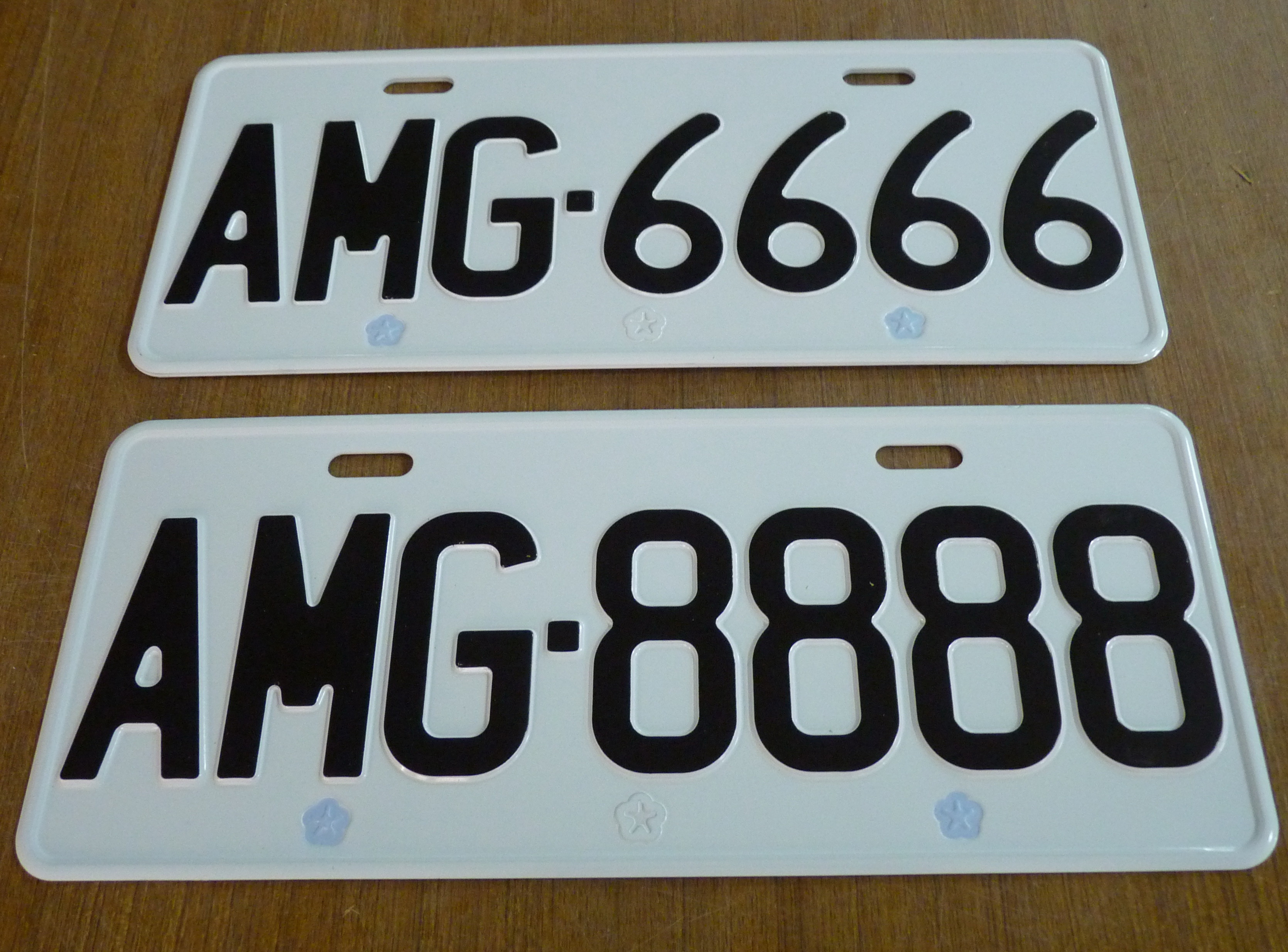 台南監理站標售「AMG」系列車牌，其中AMG-8888以380萬元結標。（圖／台南監理站提供，請勿隨意翻拍）