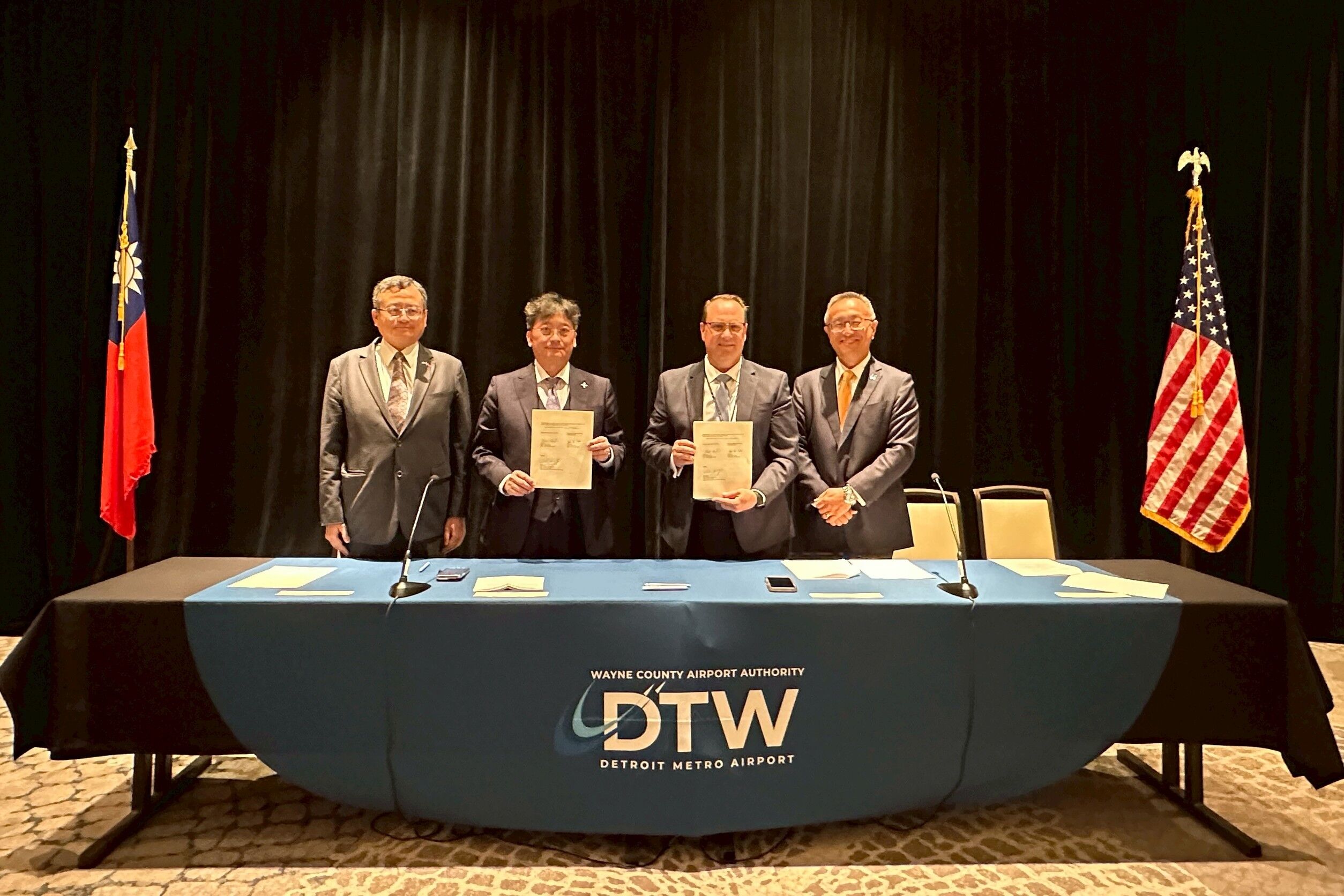 ▲▼桃園國際機場公司(TIAC)副總經理李俊德（左二），及底特律機場主管機關韋恩郡機場管理局(WCAA)執行長Chad Newton（右二）共同簽署姊妹機場合作備忘錄(MOU)。（圖／桃園機場公司）