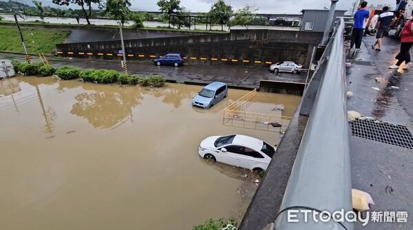 ▲南投暴雨淹水，敬請民眾注意自身安全。（圖／記者高堂堯攝）