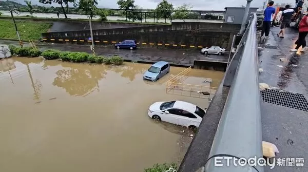▲南投暴雨淹水，敬請民眾注意自身安全。（圖／記者高堂堯攝）