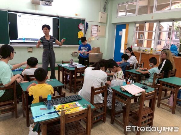 ▲台南市教育局推動「特教兒幼小銜接準備班」，幫助特幼生提前適應國小生活，圖為課程模擬教室環境情形。（記者林東良攝，下同）