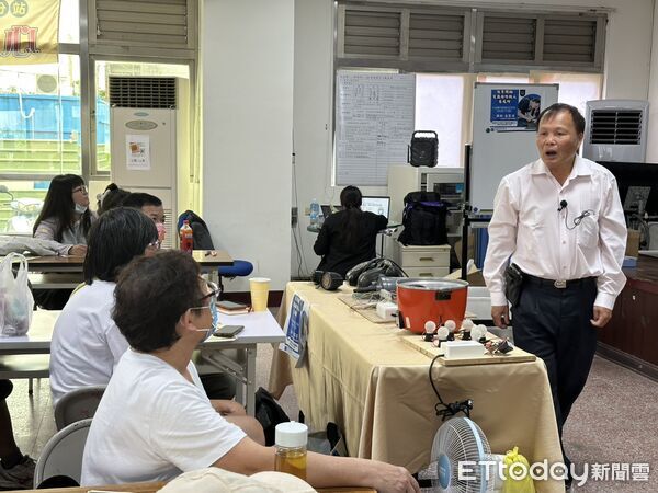 ▲台南大內區舉辦電器維修職人課程，居民踴躍參與動手操作，課程現場氣氛熱烈。（記者林東良攝，下同）