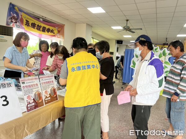 ▲台南大內區舉辦電器維修職人課程，居民踴躍參與動手操作，課程現場氣氛熱烈。（記者林東良攝，下同）