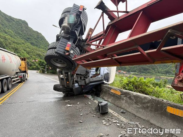 ▲新北台2線曳引車自撞 駕駛送醫排除酒駕。（圖／記者郭世賢翻攝）