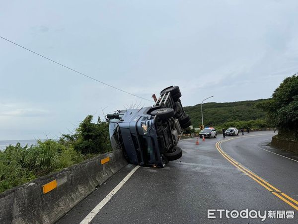 ▲新北台2線曳引車自撞 駕駛送醫排除酒駕。（圖／記者郭世賢翻攝）