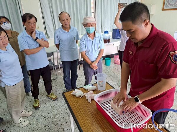 ▲南消官田消防分隊前進烏山頭水庫，指導員工實地操作CPR與AED，強化暑期旅遊安全守備。（記者林東良翻攝，下同）