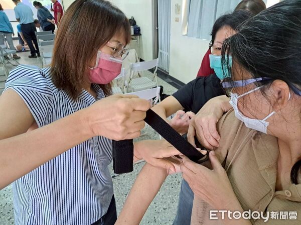 ▲南消官田消防分隊前進烏山頭水庫，指導員工實地操作CPR與AED，強化暑期旅遊安全守備。（記者林東良翻攝，下同）