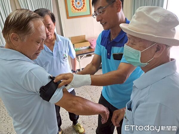 ▲南消官田消防分隊前進烏山頭水庫，指導員工實地操作CPR與AED，強化暑期旅遊安全守備。（記者林東良翻攝，下同）