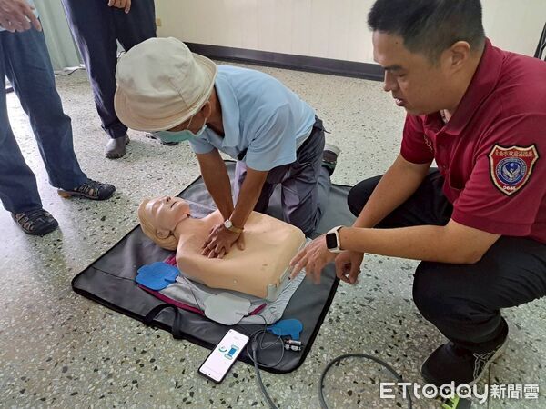 ▲南消官田消防分隊前進烏山頭水庫，指導員工實地操作CPR與AED，強化暑期旅遊安全守備。（記者林東良翻攝，下同）