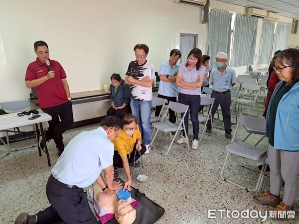 ▲南消官田消防分隊前進烏山頭水庫，指導員工實地操作CPR與AED，強化暑期旅遊安全守備。（記者林東良翻攝，下同）
