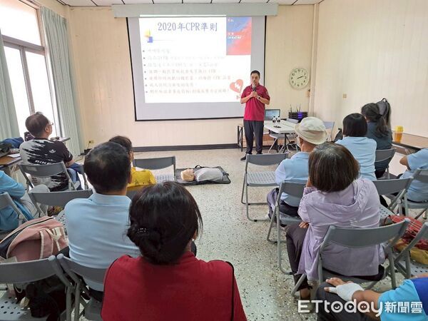 ▲南消官田消防分隊前進烏山頭水庫，指導員工實地操作CPR與AED，強化暑期旅遊安全守備。（記者林東良翻攝，下同）