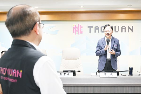 ▲桃園市警察局長吳坤旭7/15將屆齡退休，市長張善政給予滿滿的祝福。（圖／市府新聞處提供）
