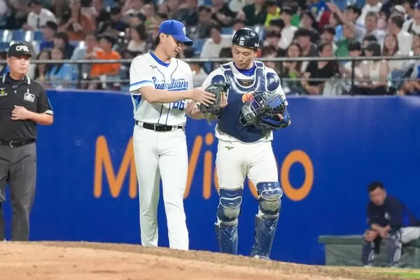 ▲戴培峰（右）與李東洺（左）。（圖／富邦悍將提供）