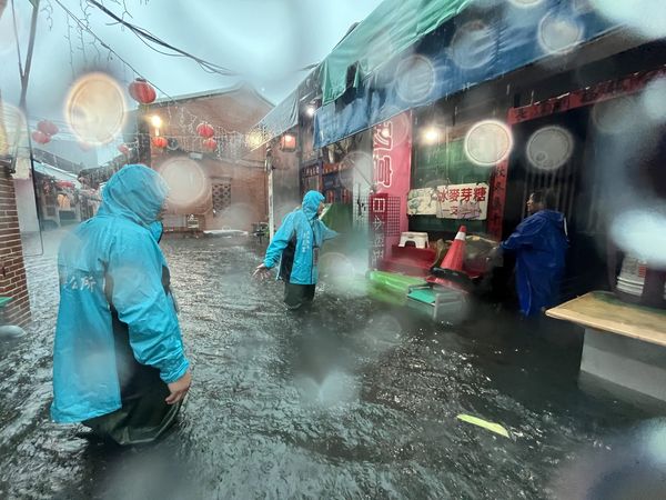 ▲鹿港鎮淹水災情慘重。（圖／記者唐詠絮翻攝）