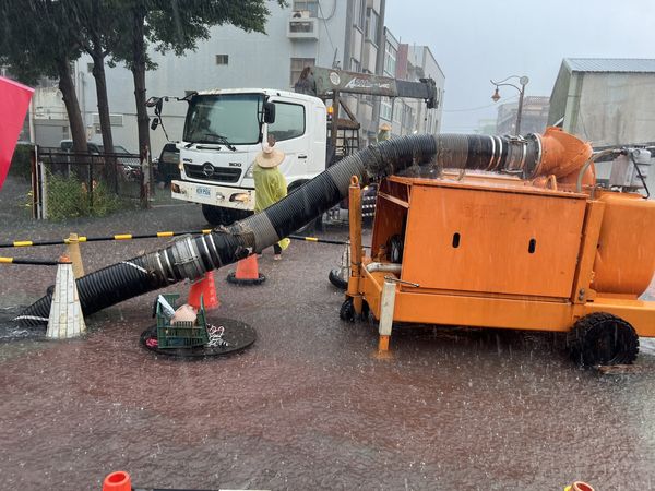 ▲鹿港鎮淹水災情慘重。（圖／記者唐詠絮翻攝）