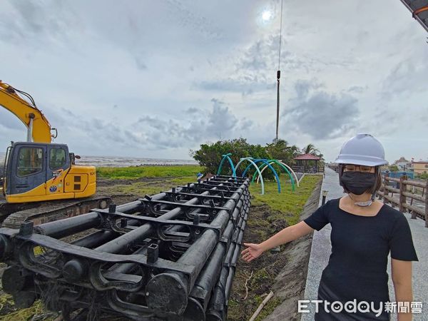 ▲▼屏東光電浮台海上漂散變垃圾　旭東環保道歉了：沒太陽能板掉海裡。（圖／記者陳崑福翻攝）