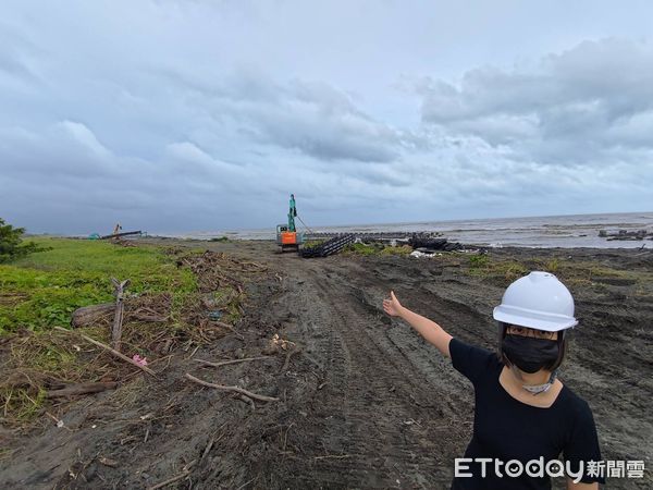 ▲▼屏東光電浮台海上漂散變垃圾　旭東環保道歉了：沒太陽能板掉海裡。（圖／記者陳崑福翻攝）