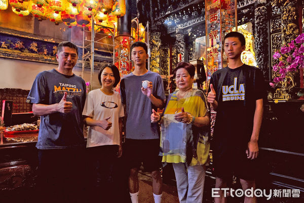 ▲瑞春醬油第五代鍾亦恩選秀後與家人一同至西螺福興宮感恩參拜。（圖／記者游瓊華翻攝）