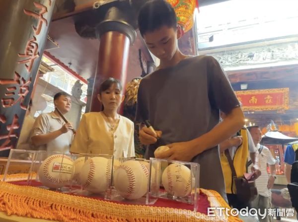 ▲瑞春醬油第五代鍾亦恩選秀後與家人一同至西螺福興宮感恩參拜。（圖／記者游瓊華翻攝）