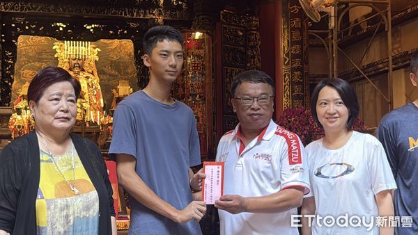 ▲瑞春醬油第五代鍾亦恩選秀後與家人一同至西螺福興宮感恩參拜。（圖／記者游瓊華翻攝）