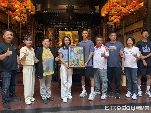 ▲瑞春醬油第五代鍾亦恩選秀後與家人一同至西螺福興宮感恩參拜。（圖／記者游瓊華翻攝）