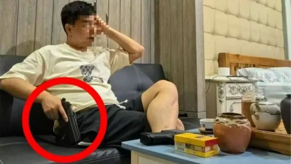 47歲的中國籍男子，因高調在社群上曬出槍枝，引起泰國警方注意。（翻攝自臉書บิ๊กเกรียน）