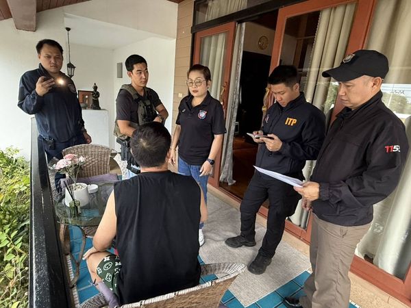 想紅想瘋了？中國男持槍拍照PO網炫耀　泰警破門把人抓走