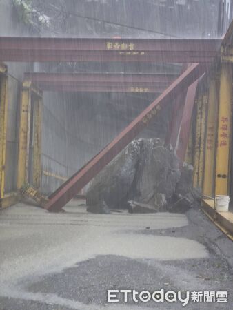 ▲▼   阿里山達邦公路斷石   。（圖／嘉義縣政府提供）