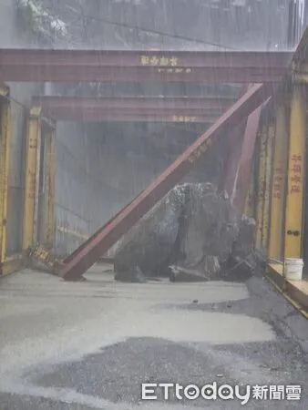 ▲▼   阿里山達邦公路斷石   。（圖／嘉義縣政府提供）