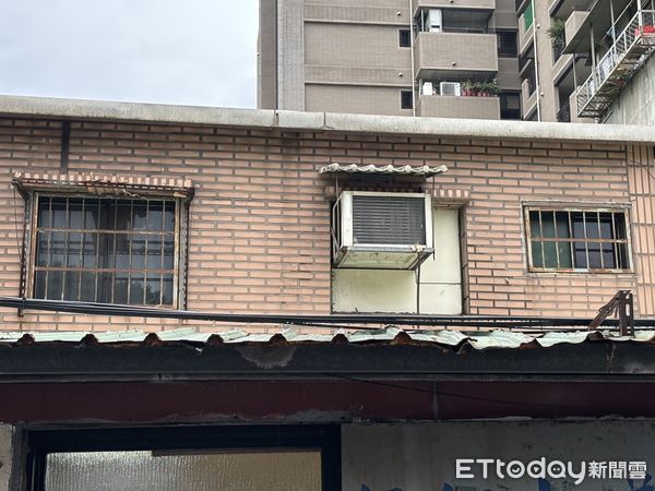 ▲▼警員攻堅萬華民宅，2樓發現1具男屍明顯死亡。（圖／記者邱中岳攝）
