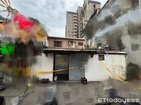 ▲▼警員攻堅萬華民宅，2樓發現1具男屍明顯死亡。（圖／記者邱中岳攝）