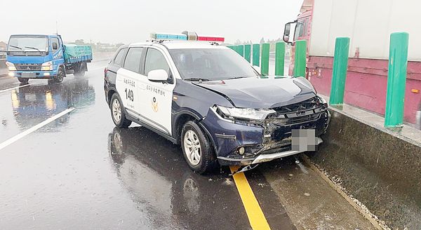 ▲桃園市楊梅警分局交通分隊謝姓員警今午處理台61線南下小貨車自撞事故，失控撞上分隔島。（圖／楊梅警分局提供）