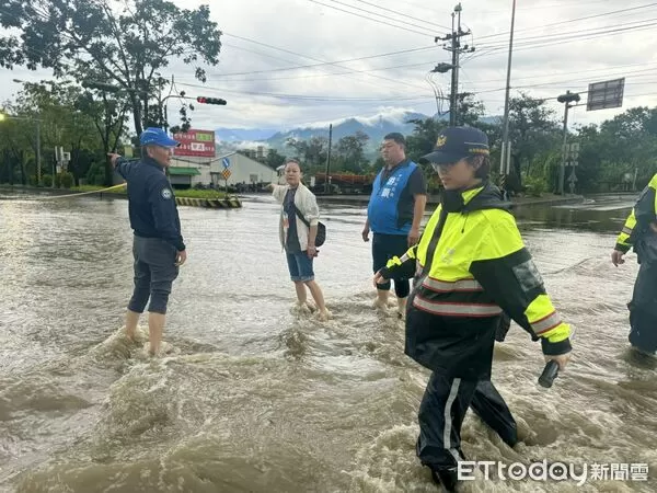 ▲台16線集集雙向淹水到膝蓋導致封路，立委游顥親赴勘災。（圖／游顥辦公室提供，下同）