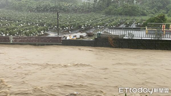 ▲▼集集清水溪因暴雨溢堤。（圖／游顥辦公室提供）