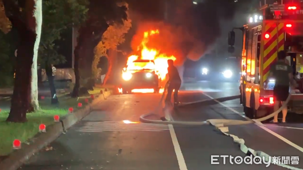 ▲▼台東火燒車，議員的車輛燒成一團火球。（圖／記者楊晨東翻攝）