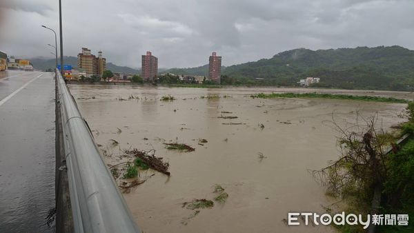 ▲連日豪雨，貓羅溪水位升高，兩邊河灘地都被淹沒。（圖／記者高堂堯攝、簡千翔服務團隊提供）