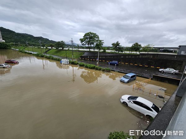 ▲連日豪雨，貓羅溪水位升高，兩邊河灘地和堤外駕訓班停車場都被淹沒。（圖／記者高堂堯攝）