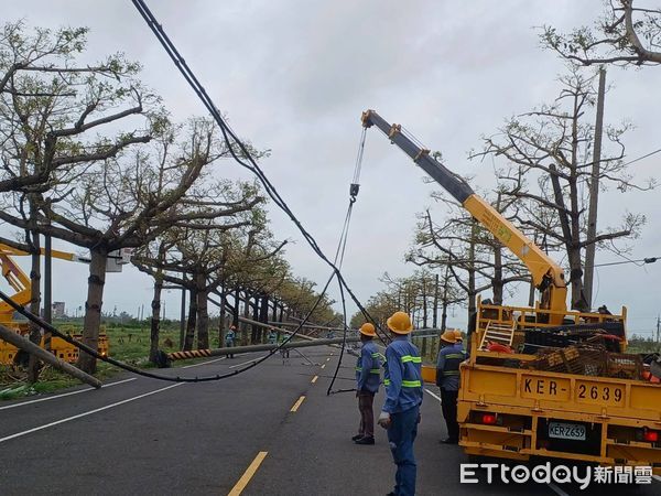 ▲台電工程人員冒雨搶修溪北地區斷裂電桿，盼早日恢復供電。（記者林東良翻攝，下同）