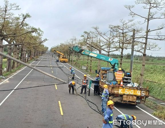 ▲台電工程人員冒雨搶修溪北地區斷裂電桿，盼早日恢復供電。（記者林東良翻攝，下同）