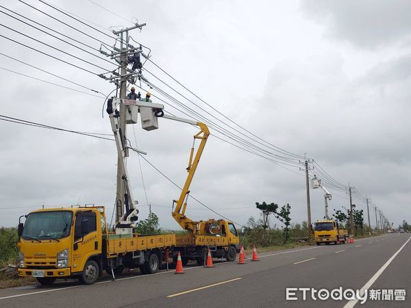 ▲台電工程人員冒雨搶修溪北地區斷裂電桿，盼早日恢復供電。（記者林東良翻攝，下同）