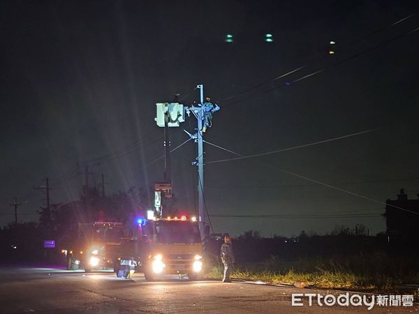▲台電工程人員冒雨搶修溪北地區斷裂電桿，盼早日恢復供電。（記者林東良翻攝，下同）