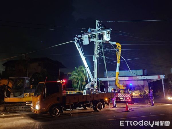 ▲台電工程人員冒雨搶修溪北地區斷裂電桿，盼早日恢復供電。（記者林東良翻攝，下同）