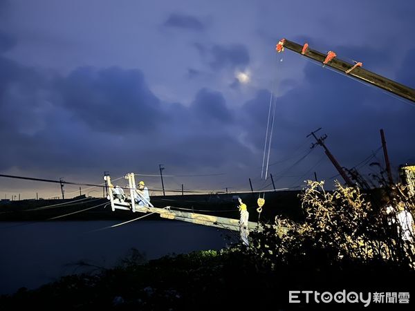 ▲台電工程人員冒雨搶修溪北地區斷裂電桿，盼早日恢復供電。（記者林東良翻攝，下同）